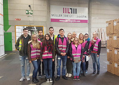 Kaufmännische Azubis zu Besuch bei der Lila Logistik GmbH Kaufmännische Azubis zu Besuch bei der Lila Logistik GmbH