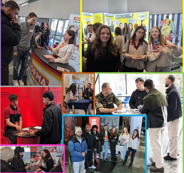 Das Bild ist eine Collage aus mehreren Fotos, die auf einer Berufs- oder Studienmesse aufgenommen wurden. Verschiedene Stände von Unternehmen und Bildungseinrichtungen sind zu sehen, an denen sich Besucher informieren. Junge Menschen sprechen mit Ausstellern, nehmen Infomaterial entgegen oder unterhalten sich in Gruppen. Einige Stände haben auffällige Werbebanner und leuchtende Farben. Die Besucher tragen unterschiedliche Outfits, von leger bis schicker, einige mit Jacken, da die Messehalle groß und offen wirkt. Die Atmosphäre ist lebendig und geschäftig, mit regem Austausch zwischen den Teilnehmern.
