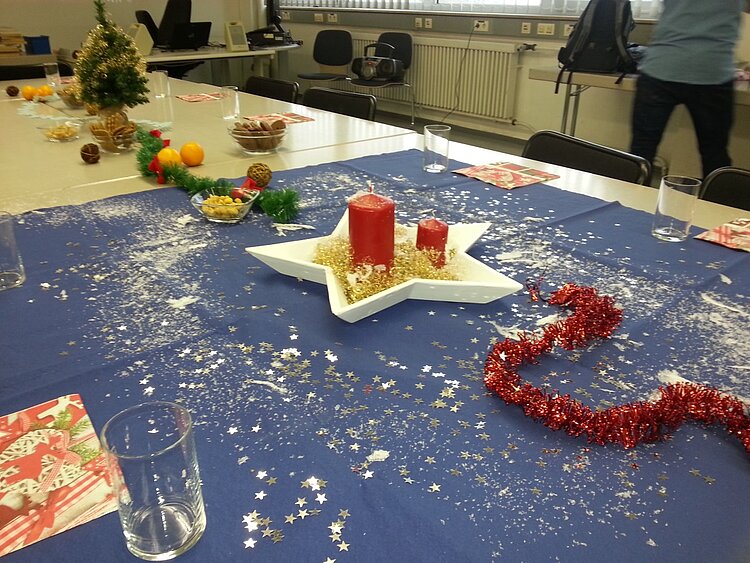 Wichtelgeschenke und Weihnachstlieder - Die Weihnachtsfeier im ZAW Wichtelgeschenke und Weihnachstlieder - Die Weihnachtsfeier im ZAW