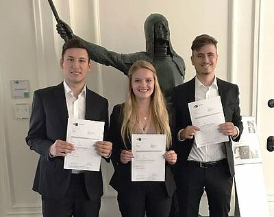 Auszubildende Industriekaufleute starten nach erfolgreicher Prüfung ins Berufsleben Auszubildende Industriekaufleute starten nach erfolgreicher Prüfung ins Berufsleben