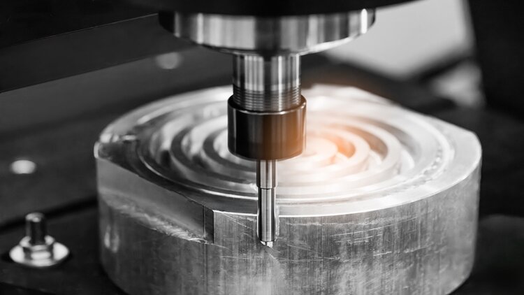 Moderne programmierbare Metallbearbeitung CNC multifunktionale Fräs-Bohrwerkzeug bohrt ein Loch in ein Stück Metall.