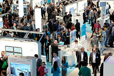 Ausbilder und Azubis gemeinsam auf Messe "sps ipc drives"-1