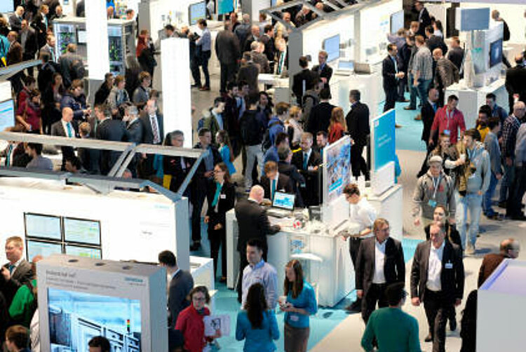 Ausbilder und Azubis gemeinsam auf Messe "sps ipc drives" Ausbilder und Azubis gemeinsam auf Messe "sps ipc drives"