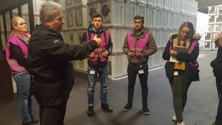 Kaufmännische Azubis zu Besuch bei der Lila Logistik GmbH Kaufmännische Azubis zu Besuch bei der Lila Logistik GmbH