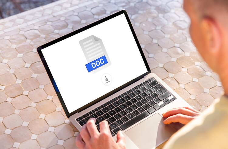 DOC-Dateisymbol auf dem Notebook-Computer, der von einem Mann bedient wird.
