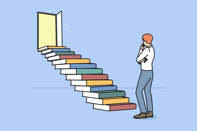 Ein illustrierter Mann steht vor zu einer Treppe gestapelten Bücher, an dessen Ende eine offene Tür ist.
