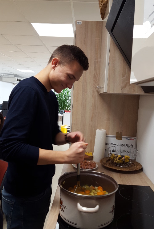 Azubis feiern Weihnachten am ZAW Azubis feiern Weihnachten am ZAW-3