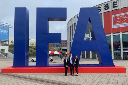 Auszubildende des ZAW auf der IFA in Berlin im Einsatz-1