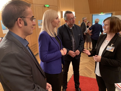 Roter Teppich wird ausgerollt bei der ersten Bildungsmesse des Bildungsfairbundes Roter Teppich wird ausgerollt bei der ersten Bildungsmesse des Bildungsfairbundes-3