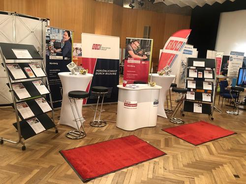 Roter Teppich wird ausgerollt bei der ersten Bildungsmesse des Bildungsfairbundes Roter Teppich wird ausgerollt bei der ersten Bildungsmesse des Bildungsfairbundes-2