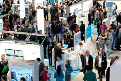 Ausbilder und Azubis gemeinsam auf Messe "sps ipc drives" Ausbilder und Azubis gemeinsam auf Messe "sps ipc drives"-1